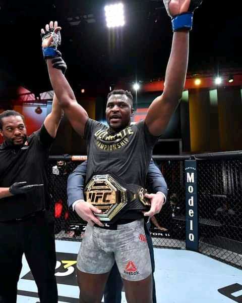 Historique. 
#ufc# 
Francis Nganou est le 1er Camerounais champion du monde des poids lourds. 
 
Il a inscrit son nom dimanche matin dans les annales de cette discipline.Jamais par le passé,un camerounais n'avait déjà atteint ce niveau. 
Ici quelques images fortes du combat de dimanche contre le champion du monde sortant Stipe Miocic,l'Americain.