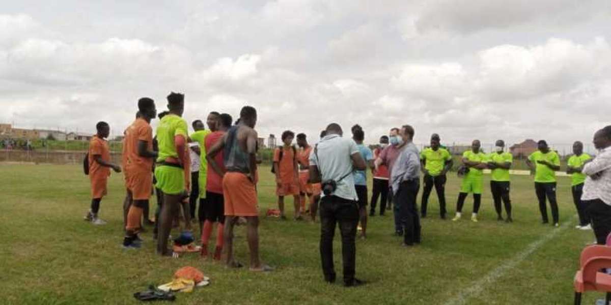 [Ghana] Mariano Barreto & Miguel Bruno Meet Players Of Kotoko And The Technical Team.