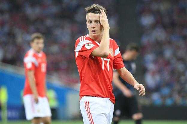 [Football]: Le milieu offensif de l’AS Monaco Alexandr Golovin est sorti prématurément après la pause avec la sélection russe contre la Slovénie, dans le cadre du deuxième match de qualification pour le Mondial 2022. En grimaçant, il a dû être remplacé par Alexeï Mirantchouk à la 49e minute. Une mauvaise nouvelle pour le club monégasque et pour son joueur qui a déjà été absent quatre mois cette saison à cause de pépins physiques.#alexandrgolovin