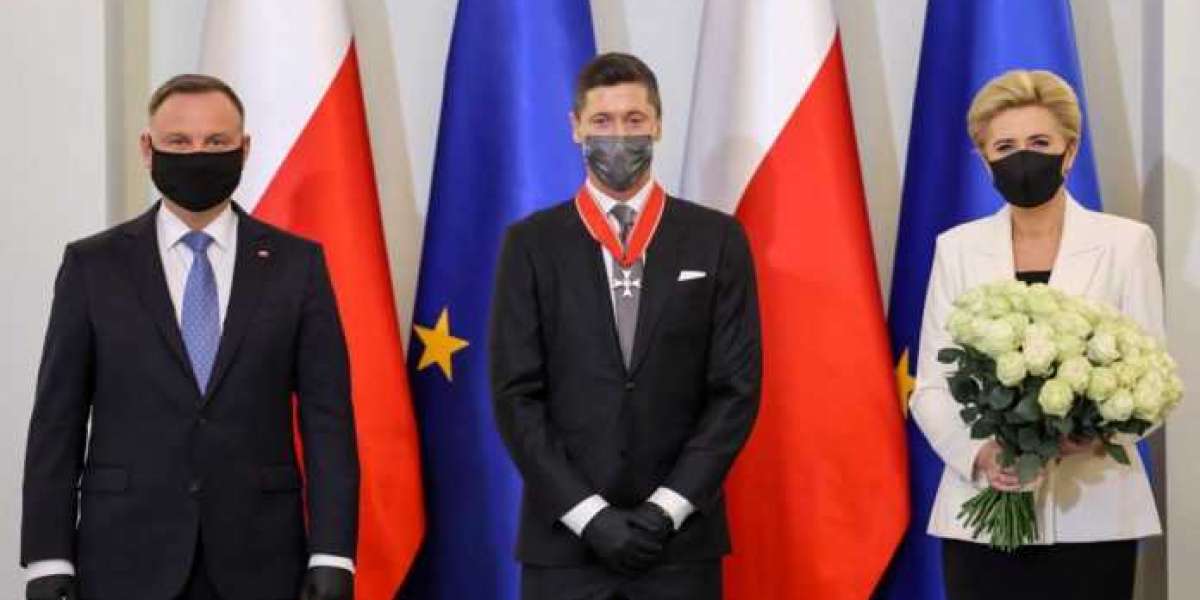 Robert Lewandowski reçoit une haute décoration en Pologne