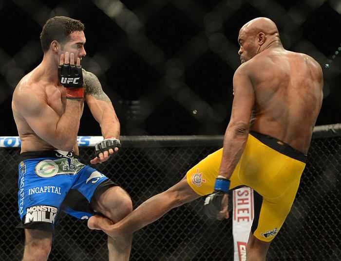 [Boxing]: Particular striking, the fractured shin of #chris #weidman will remain as one of the strong images of #ufc 261, which took place in #jacksonville (Florida) last Saturday.  In front of 15,000 spectators gathered for the occasion, The 36-year-old (15 wins-6 losses) suffered a terrible injury when striking the leg of his opponent Uriah Hall (18-9), winner following the retirement of his opponent.  According to the president of the UFC, this is also the first time that a fighter has won without striking a single blow.