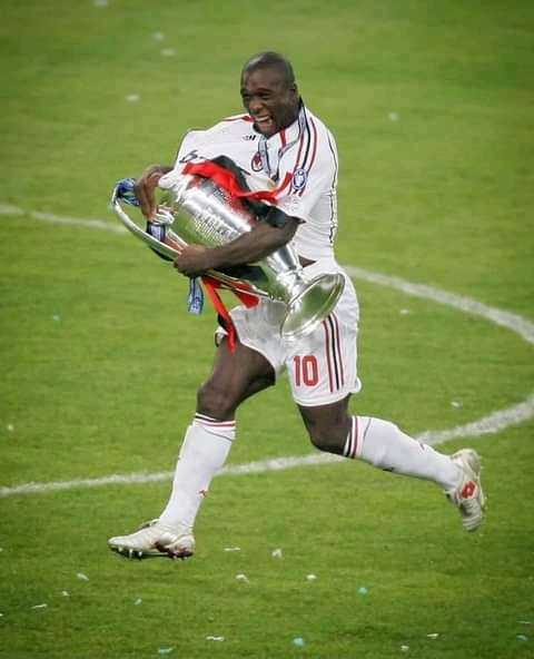 #clarenceseedorf# 
Le seul joueur de l'histoire du football à avoir remporté 4 ligues des champions avec 3 clubs différents. 
 
1995 Ajax Amsterdam 
1998 Real Madrid 
2003 Milan AC 
2007 Milan AC