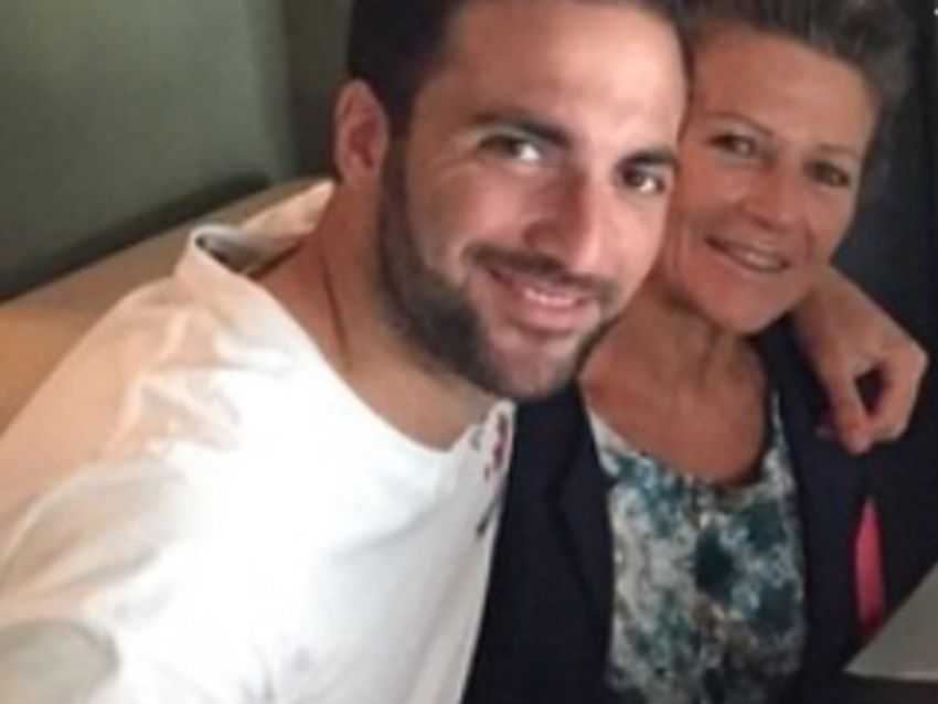 Spoort.io:- Nos sincères condoléances à #gonzalo #higuaín qui a perdu sa #mère la nuit dernière des suites d'un #cancer.
