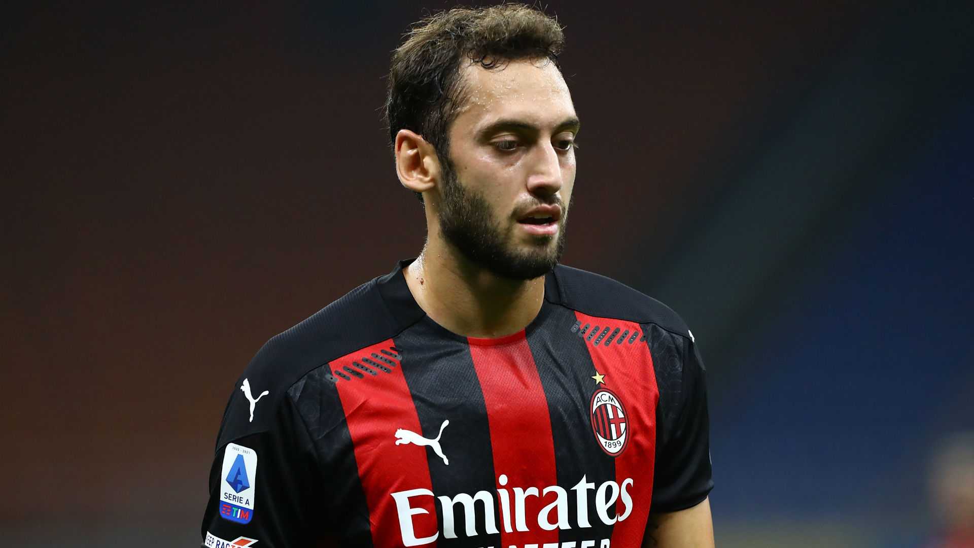 [Hakan Calhanoglu serait dans le viseur du Real Madrid] 
 
En fin de contrat en juin prochain au #milan AC, Hakan #calhanoglu pourrait rejoindre le #real Madrid. Selon Fichajes, le club madrilène s'intéresserait au profil du milieu offensif turc. 
 
Le joueur de 27 ans serait également dans le collimateur du #psg et de la #juventus. Il demanderait un salaire de 5 millions d'euros annuel.