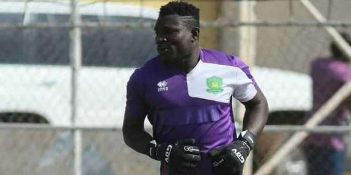 Ebusua Dwarfs Goalkeeper Issah Razak  Have Apologises To The Fans After Sharks Defeat.