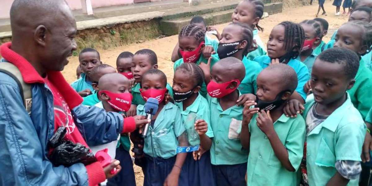 [Cameroun] SPOORTS, le Pouvoir du Sport en Action : des masques COVID offerts aux élèves de l’école publique de Deido