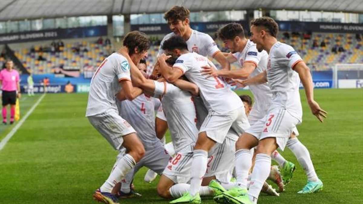 Titulaire du titre, l'#espagne a rejoint les quatre derniers de l'Euro des moins de 21 ans grâce à sa victoire face à la #croatie (2-1).  Un succès confirmé en prolongation grâce au doublé de #javi #puedo, avant-centre de l'#espanyol #barcelona.  Dominés, les Croates ont néanmoins eu le mérite d'arracher 30 minutes de plus en égalisant à la 90e + 4 sur un but de Luka Ivaanusec.  En demi-finale, l'Espagne retrouvera le Portugal.