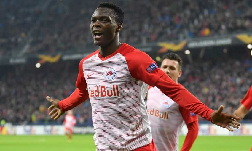 [Mercato Football] 
Patson #daka, la pépite zambienne du Red Bull #salzbourg, va découvrir la  #premier League la saison prochaine. A en croire les informations de Fabrizio  #romano, le jeune attaquant va s'engager en faveur de #leicester City. 
L'annonce officielle de ce transfert pourrait se faire la semaine prochaine.