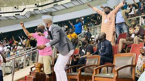 CAN de Handball féminin 
Le public Camerounais du #paposy après la victoire des lionnes contre la #rdc. 
 
Tout en joie après la qualification pour les 1/4 de finale. 
Crédit photo :Minsep