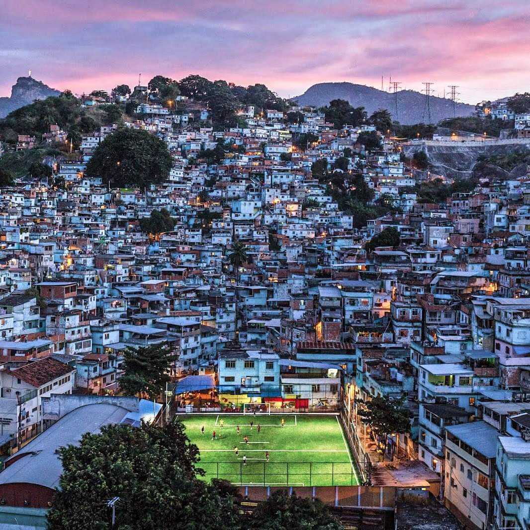 This is the first ever player-powered football pitch in the world. Built in the favelas of Rio in Brazil, it has 200 specially designed tiles beneath the surface, which use the kinetic energy released by the players to power the floodlights 👏 #brazil