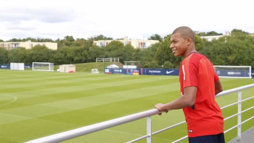 #reprise 
Kylian#mbappe était au camp des #loges ce jeudi matin. 
 
Le meilleur buteur de ligue 1 a écourté ses vacances pour la reprise.