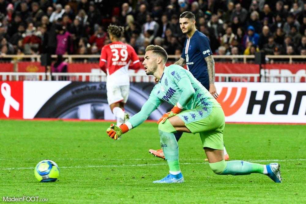 Le gardien de but de Monaco, #benjamin #lecomte, blessé lors du match amical samedi en Autriche contre RB Salzbourg (3-1), souffre d'une déchirure aux muscles quadriceps d'une cuisse, a annoncé lundi soir le club de la Principauté, #benjamin #lecomte risque de rater le 3e tour préliminaire aller de Ligue des champions, prévu le 3 ou 4 août prochain, et qui marque le début officiel de la saison monégasque.