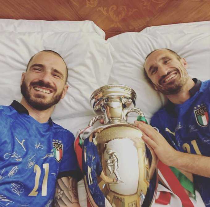 [Euro 2020] 
Patrons de la défense de la sélection italienne championne d'Europe, Giorgio #chiellini et Leonardo #bonucci assurent la sécurité du trophée de l'#euro 2020  (<.