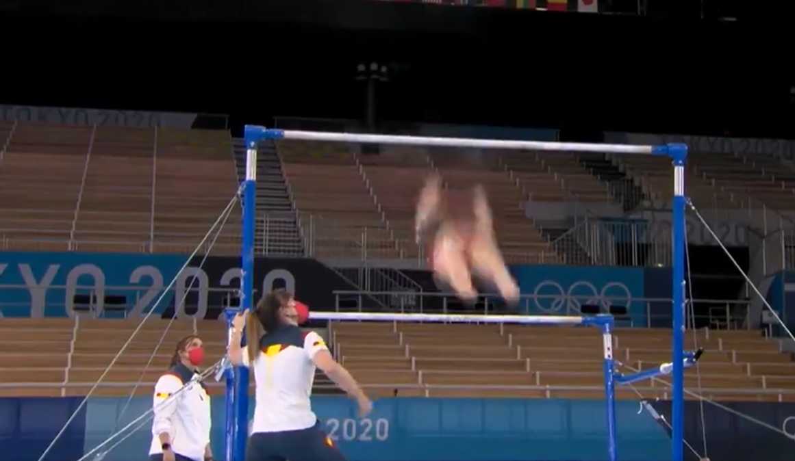 Mardi, la gymnaste espagnole #roxana#popa#nedelcu a été victime d'une chute spectaculaire pendant son programme aux barres asymétriques lors du concours par équipes remporté par les Russes.