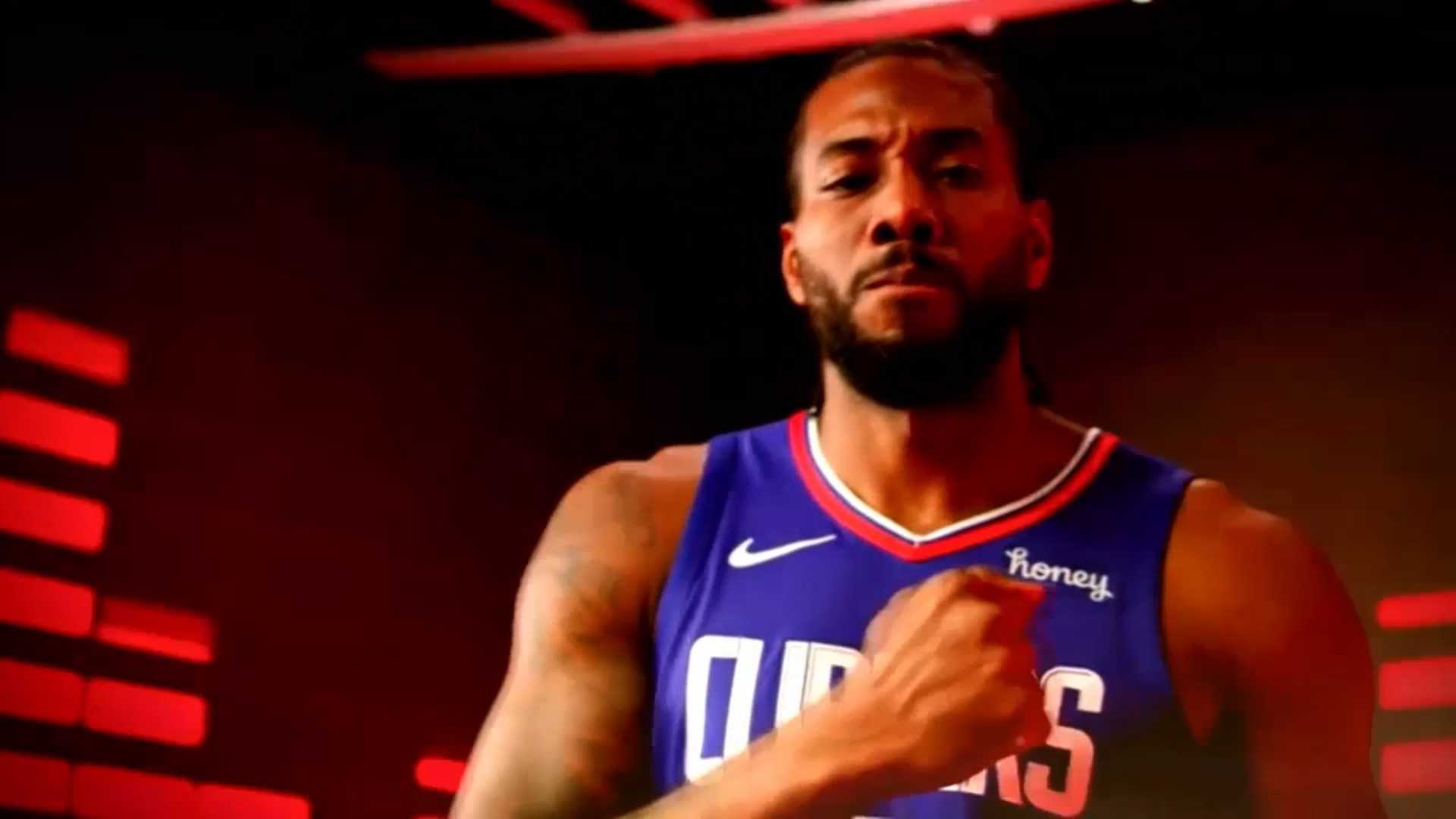 #kawhi#leonard está de regreso con los Clippers.  Si renunció a su último año por $ 36 millones, rápidamente quedó claro que el cinco veces All Star extremo y dos veces campeón de la NBA iba a extender la aventura en Los Ángeles.  Ahora es oficial.  Según Shams Charania de The Athletic and Stadium, este contrato de cuatro años, el último de los cuales es opcional, le reportará a Leonard 176,3 millones de dólares, quien recientemente se sometió a una cirugía de rodilla y se perderá todo o parte del año fiscal 2021-22.