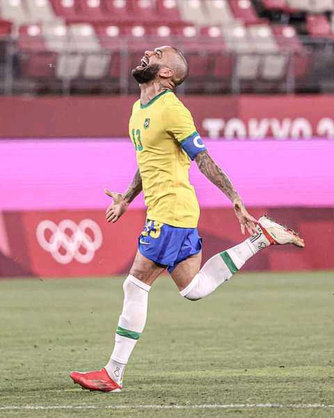 #jotokyo
Tournoi masculin
Le Brésil affronte l'Espagne en finale samedi prochain.
Les #Auriverde version olympique conduits par Dani#alves le joueur de football le plus titré du monde ont éliminé le Mexique ce mardi en 1/2(0-0) sur le temps réglementaire.Le Brésil va affronter son homologue Espagnol victorieux devant le pays hôte le Japon.Dani Alves et ses coéquipiers vont défendre leur titre obtenu en 2016.Rappelons que c'est la 3e fois d'affilée que la formation dispute une finale des JO.
