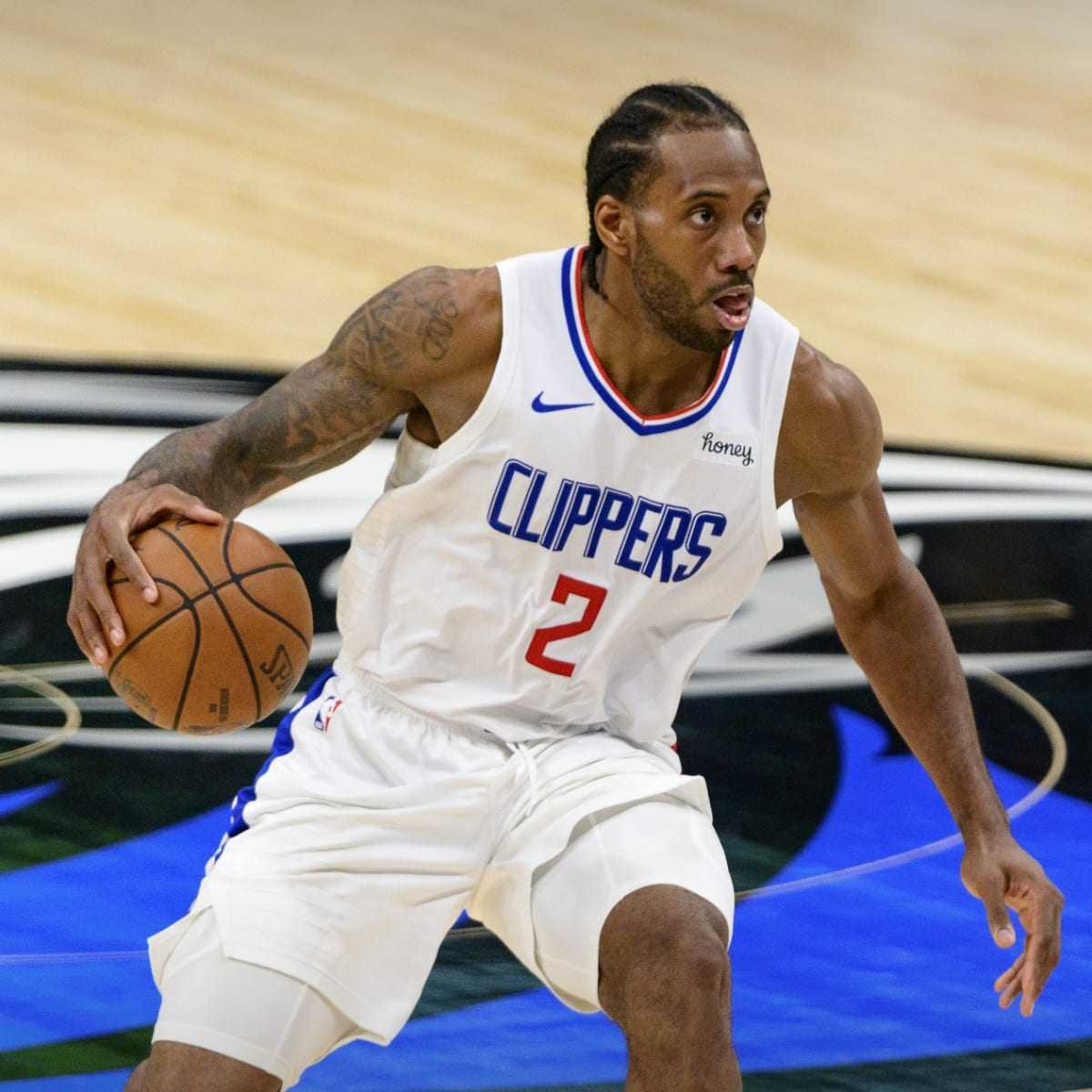 le double champion NBA #kawhi#leonard a renoncé à la dernière année de son contrat aux L.A. Clippers et sera donc libre cet été, comme l'a rapporté Yahoo Sports. Cela ne veut toutefois pas dire que l'intéressé s'apprête à quitter Los Angeles. Il doit entamer des discussions avec le club californien, lui qui est éligible à une riche extension au bénéfice d'une expérience de 10 ans en NBA.