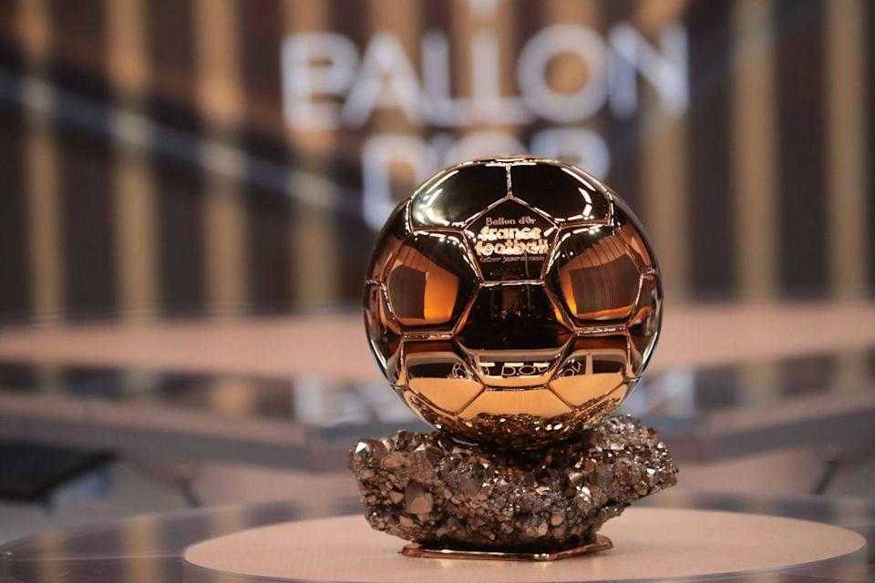 Selon vous, qui va gagner le #ballondor2021? 
- #messi: 33 buts, 14 PD, a gagné la #copaamerica et la #copadelrey. 
- #kanté: assurément le meilleur milieu défensif au monde actuellement. Il a gagné la #championsleague. 
- #lewandowski: 34 buts, 4PD, a gagné la #bundesliga et la #clubworldcup. 
- #jorginho: l'un des meilleurs milieux défensifs au monde, il a gagné la Champions League et l'Euro. 
- #ronaldo: 27 buts, 4PD, a gagné la #coppaitalia et la #supercoppaitaliana, co-meilleur buteur du dernier Euro. 
- #donnarumma: 17 matchs sans encaisser de buts, a gagné l'Euro.