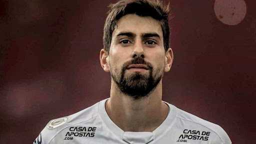 le nouveau défenseur de l'OM #luan#peres a été victime d'un cambriolage dans la nuit de dimanche à lundi.
Au moins une personne serait impliquée, après avoir brisé une vitre de sa villa du 11e arrondissement marseillais. Le cambrioleur aurait emporté plusieurs effets personnels et quelques produits de luxe pour un préjudice estimé à 20 000 euros, mais qui "pourrait augmenter en fonction des constatations", selon une source policière. Toujours selon les informations de La Provence, le joueur, arrivé de Santos cet été, portera plainte dans les heures qui viennent. La maison était inocupée au moment des faits.