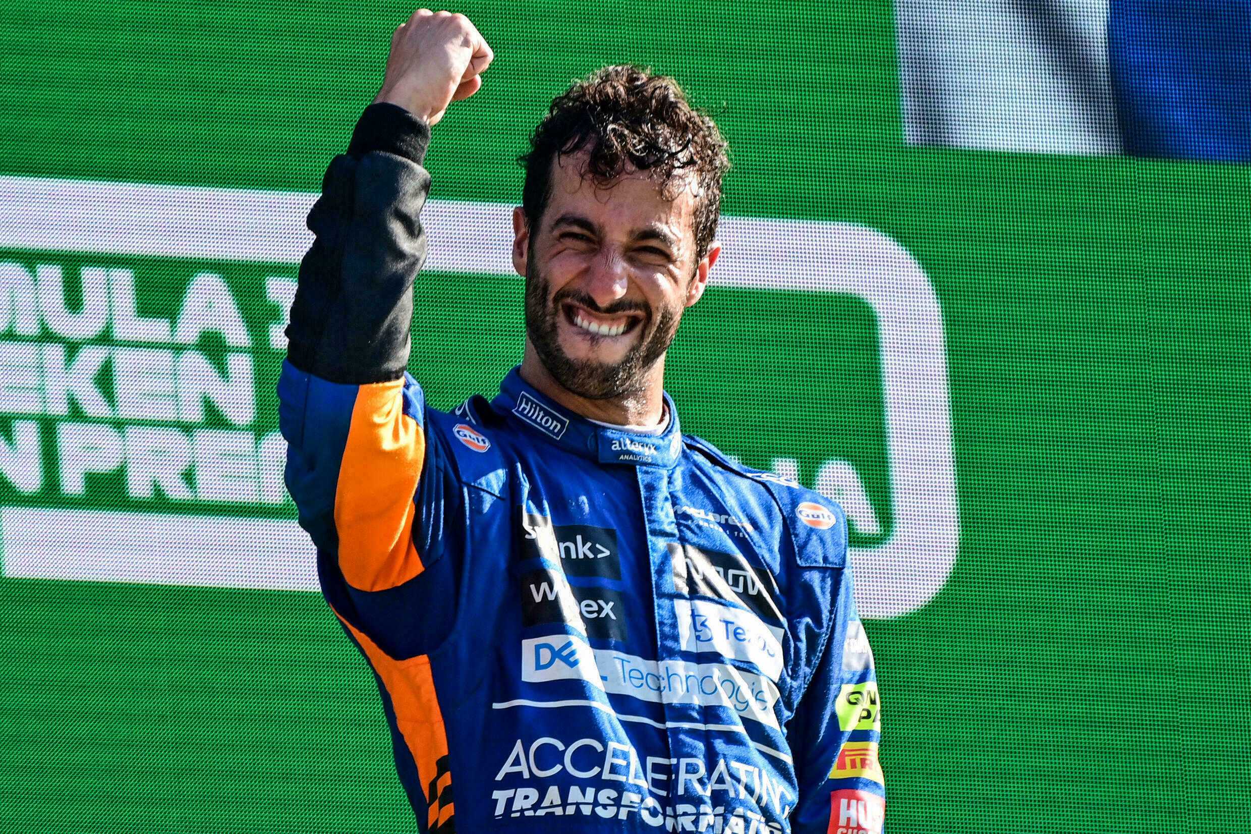 #daniel#ricciardo podrá conducir el Chevrolet Monte Carlo 1984 de su ídolo Dale Earnhardt Sr después de ganar el Gran Premio de Italia de Fórmula 1 el domingo, pero el sonriente australiano está ansioso por una oferta mejor. 
El jefe de McLaren Racing, Zak Brown, que posee el cupé número tres original en los colores de Wrangler en su colección, le prometió a Ricciardo una prueba de manejo en el auto en marzo pasado si subía al podio esta temporada.