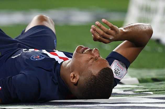 [PSG] 
Visiblement touché à la cheville, #kylianmbappe sort sur blessure  à la 51ème minute lors du match entre le #fcbruges et le #psg en Ligue des Champions. 
Mbappe a été remplacé par #mauroicardi.