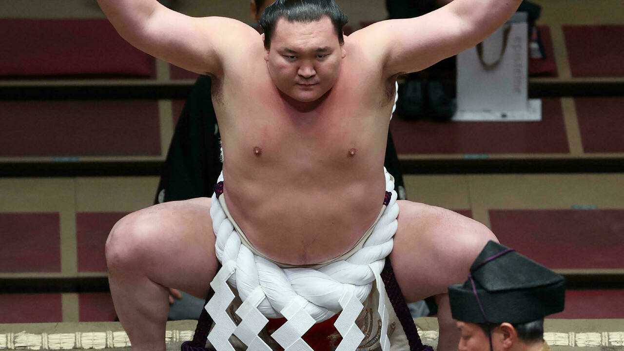 Le grand champion de sumo #hakuho, qui en vingt ans de carrière a battu presque tous les records de cette discipline japonaise, a décidé de prendre sa retraite sportive à cause de blessures aux genoux, rapportaient lundi les médias nippons.