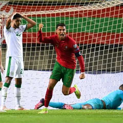 Élm.CDM#qatar2022 
Christiano#ronaldo offre un extremis la victoire au Portugal face à l'Irlande. 
 
Revirement spectaculaire mercredi,lors du premier match de la phase de groupe ,entre #portugais et #irlandais.En effet,mené jusqu'aux ultimes minutes du match,le Portugal va se remettre à son buteur maison.Ronaldo va signer deux magnifiques buts ,pour offrir la victoire à ses coéquipiers.