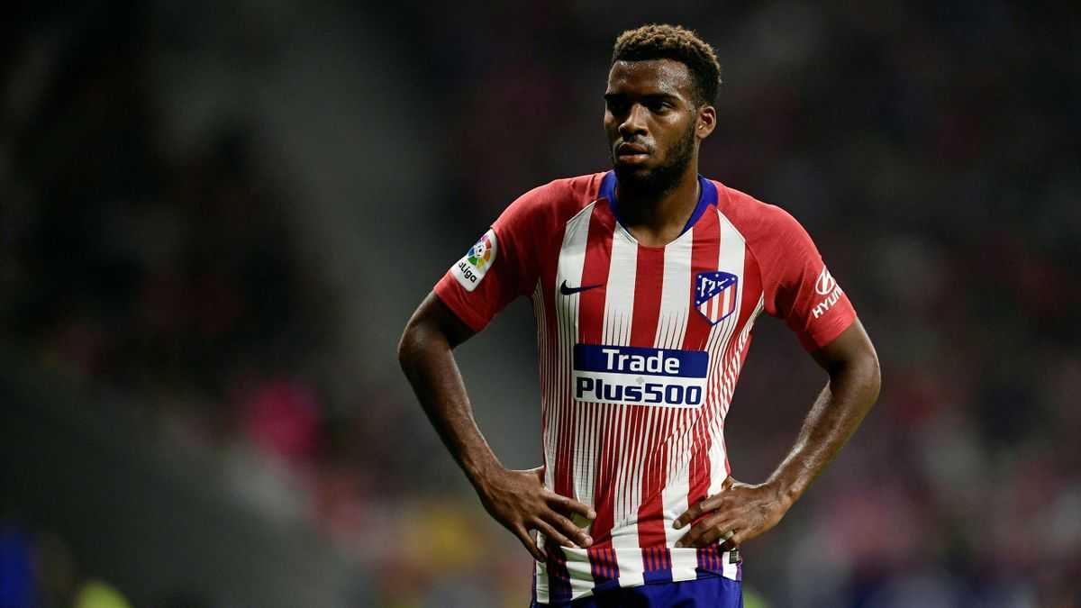 Nouveau coup dur dans la carrière de #thomas#lemar. Récemment revenu de blessure, le Français a rechuté dimanche. Alors qu'il était titulaire en Liga avec l'Atlético Madrid contre la Real Sociedad (2-2), l'ancien joueur de l'AS Monaco, touché à la cuisse droite, a été contraint de sortir à la mi-temps. La durée de son indisponibilité n'a pas encore été annoncée par son club.