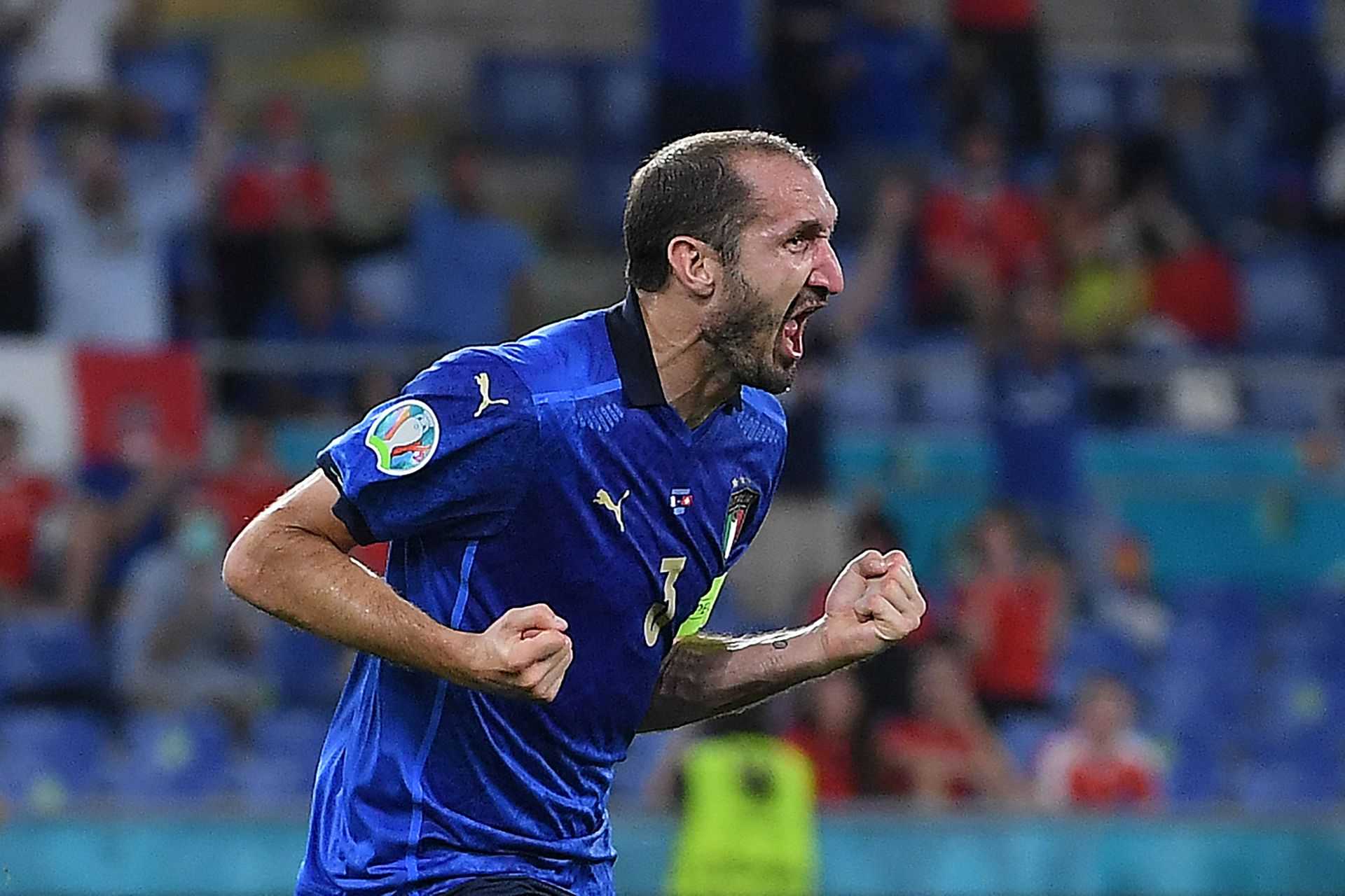 [Juventus] 
Dans un entretien à DAZN, #giorgiochiellini a révélé les deux entraineurs qui ont marqué sa carrière. 
"#allegri et #conte ont été les entraîneurs les plus importants de ma carrière malgré le fait qu'ils soient si différents mais unis en étant des gagnants. Grâce à eux, j'ai appris à surmonter les obstacles grâce à l'éthique du travail et à relever les défis même avec une pincée de légèreté", a révélé le défenseur de la #juventus.