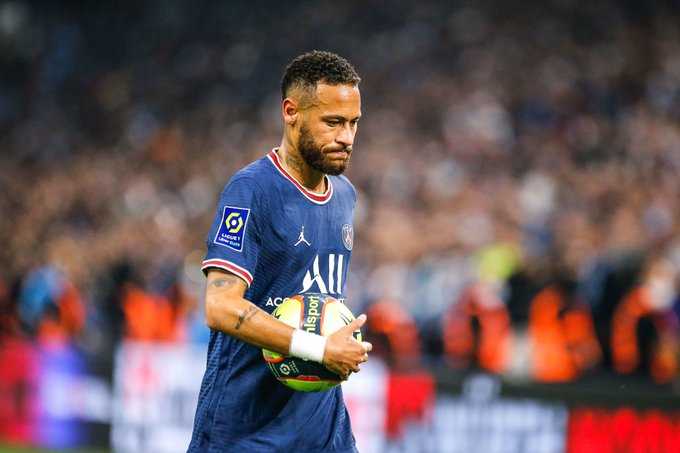 [Ligue 1] 
Transparent lors du match #om - #psg dimanche, #neymar fait encore l'actualité. #samirnasri ne comprends pas la baisse de régime du Brésilien. 
« La merguez du match ? C’est Neymar. Parce que c’est un phénomène. J’ai joué contre lui quand il était au Barça, c’est un phénomène. Les qualités qu’il a… Je ne comprend pas pourquoi ce rendement avec le PSG », a fait savoir l'ancien joueur de l'OM dans une interview accordée à Football Club de Marseille.