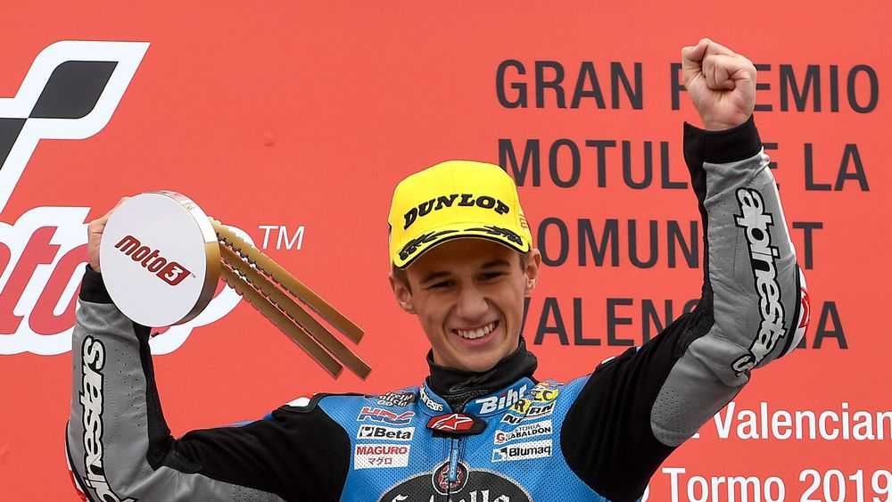 L'Espagnol de 18 ans #xavier#artigas (Honda) a remporté ce dimanche sa première course Moto3 au Grand Prix de Valence, 18e et dernière manche d'une saison remportée par #pedro#acosta, qui a chuté au dernier tour.