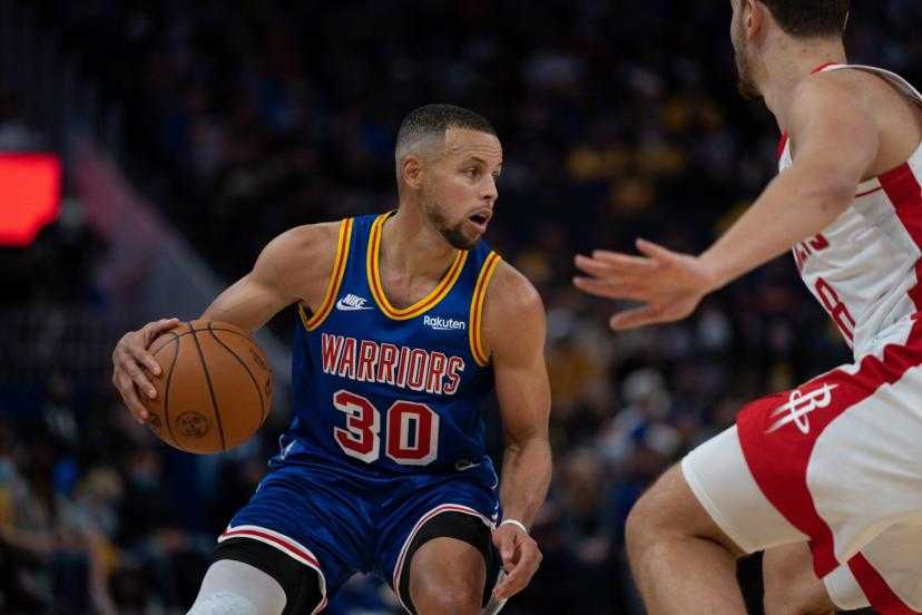 [NBA] 
Leader de la Conférence Ouest, #goldenstate est sur une série de 6 victoires de rang. La dernière victime en date est les #trailblazers de #portland qui se sont inclinés sur le score de 103-118 au #chasecenter. Encore une fois, #stephencurry a été le meilleur marqueur avec 32 points en plus de 8 passes et 7 rebonds en 38 minutes.