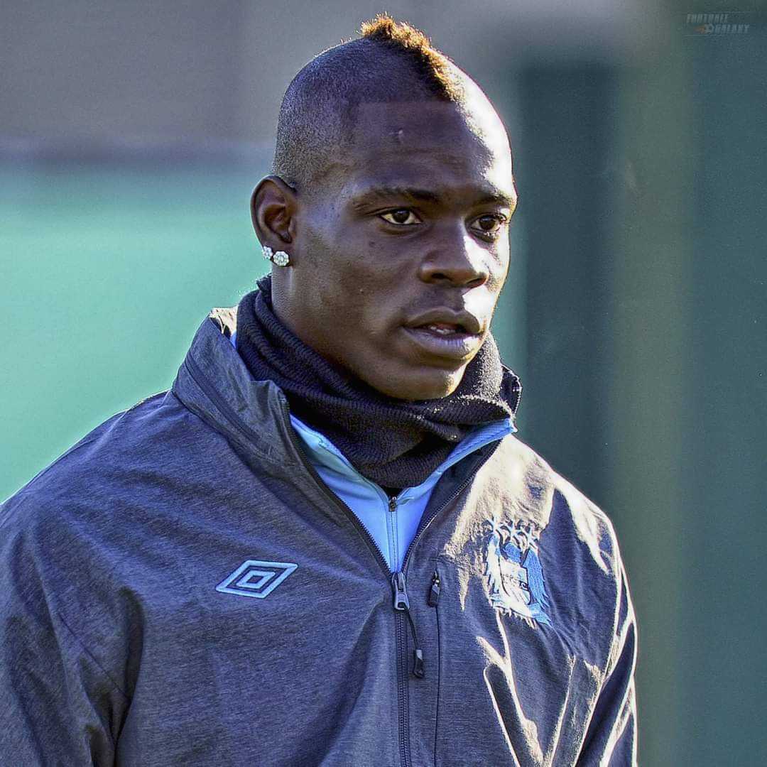 🚨DID YOU KNOW: In 2010, after a training session, a young Manchester City fan asked Mario Balotelli for an autograph. Mario Balotelli asks him why he is not at school, and the child explains that his absence is due to the bullying he is subjected to by one of his comrades. 
 
Immediately, the striker got the child into his Maserati, headed for the school. In front of the director, he mediates and lectures the agitator, making him promise not to bother his comrades anymore. 
 
#balotelli