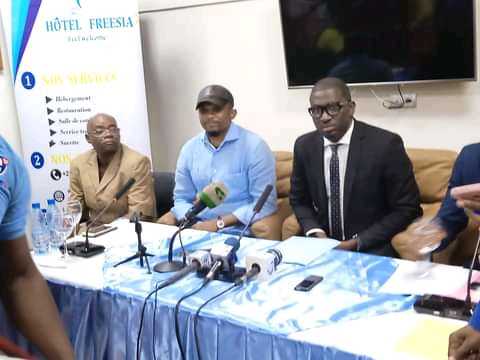Élection FECAFOOT 
Le candidat crepin#nyamsi se rallie à #etoo. 
 
C'est la principale information qui ressort de la conférence de presse qu'il a tenu ce mardi à Yaoundé.D'ailleurs Eto'o a rejoind son nouveau partenaire dans la salle en plein débat.