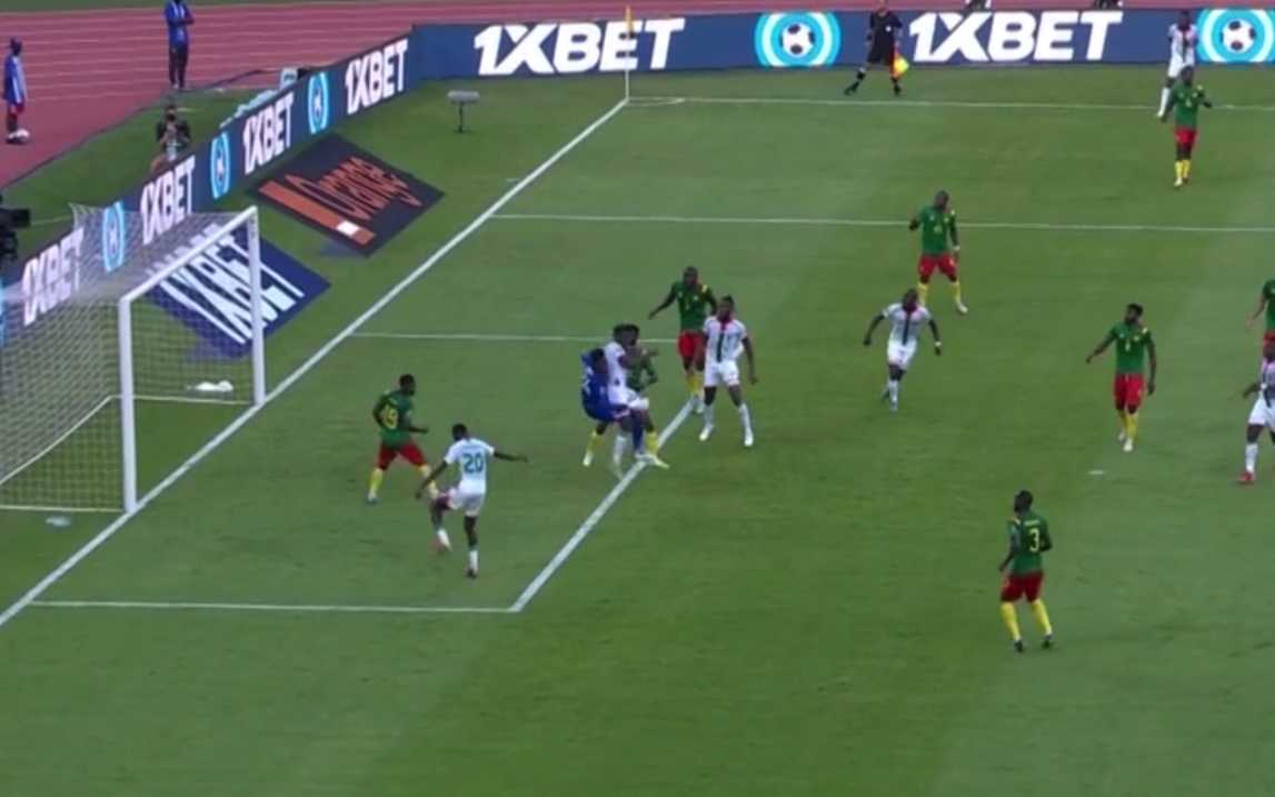 But de Sangaré à la 24' pour le Burkina Faso ! Le gardien des Lions Indomptables, André Onana a totalement raté sa sortie...Les lions sont menés 0-1...Score logique au vue du début de match où les Lions Indomptables bafouillent leur football...