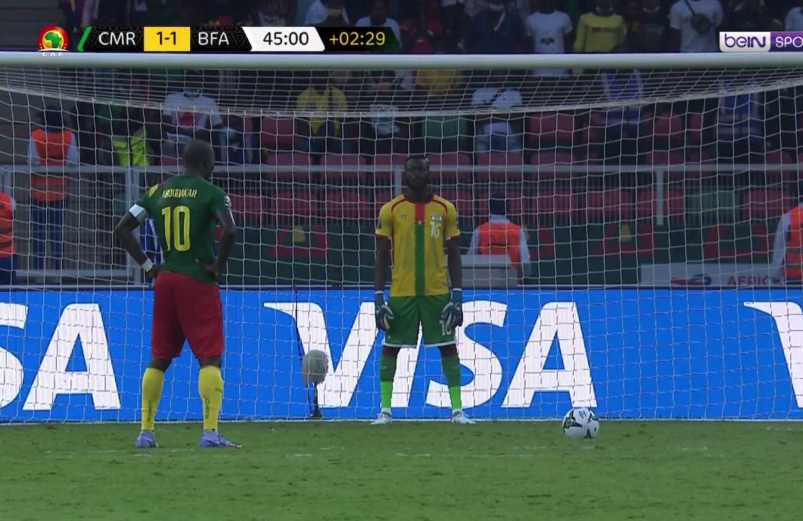 38' nouveau pénalty pour le Cameroun! Cette fois, pas besoin du VAR, l'arbitre désigne directement le point de réparation! 
Vincent Aboubakar s'élance... 
#can2021 #matchouverture #cameroun #burkinafaso #vincentaboubakar