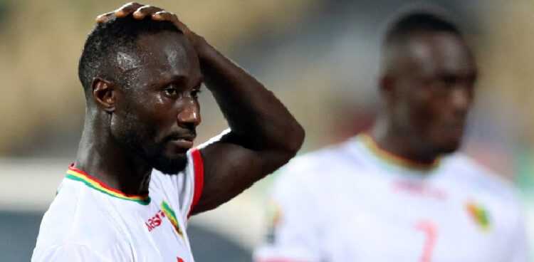 Guinea will be deprived of its captain #naby#keita, suspended for the round of 16 of the AFCON, coach #kaba#diawara regretted after the defeat against Zimbabwe (2-1) on Tuesday in Yaoundé.  "Naby was gaining momentum, we are losing our captain, our best player, our star, and certainly Issiaga Sylla through injury," regretted the Guinean coach . The Liverpool midfielder was warned in the 90th + 1 minute, “out of overzealousness, he wanted to relieve the Zimbabwean goalkeeper who was not saving time”, railed Diawara. #dk