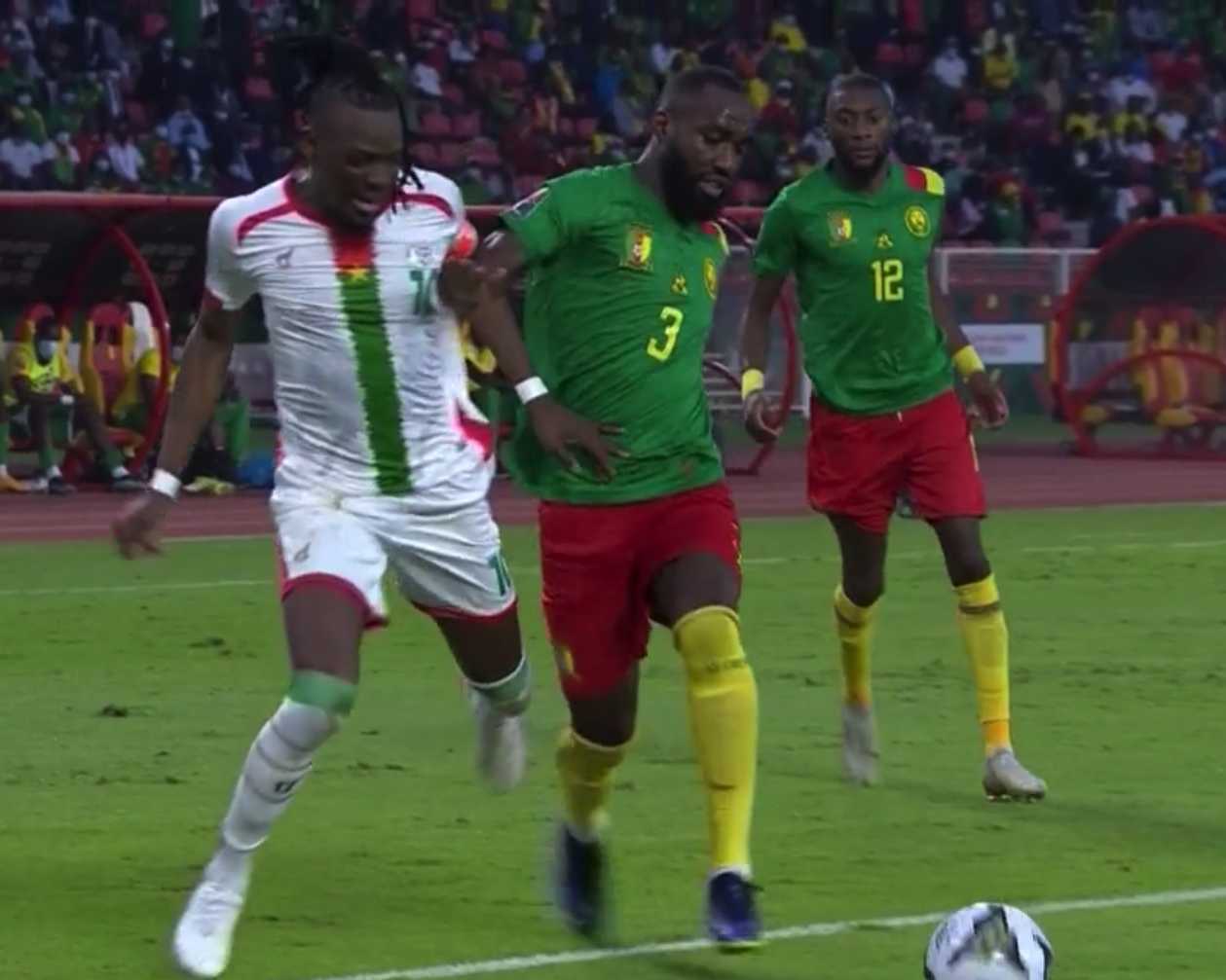 Sans doute la pression du premier match et de l'importance de le gagner...Mais le Cameroun a véritablement Bafouillé son football en première période.  
La seconde période du match va débuter et le Burkina Faso n'a pas dit son dernier mot...Si les Lions Indomptables ne reprennent le contrôle du milieu et jouent pas plus en bloc équipe comme ils savent le faire...Ils risquent de voir le Burkina Faso revenir dans le match ! 
#can2021 #matchouverture #cameroun #burkinafaso