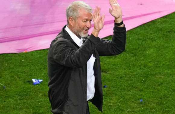 [Chelsea] 
Propriétaire de #chelsea depui deux décennies, #romanabramovich passe désormais la main. 
"Je confie aujourd'hui aux administrateurs de la fondation caritative de Chelsea la gestion et les soins du Chelsea FC. 
 Je crois qu'actuellement, ils sont les mieux placés pour veiller aux intérêts du Club, des joueurs, du staff et des supporters", peut-on lire dans un communiqué publié il y a quelques minutes. 
#premierleague