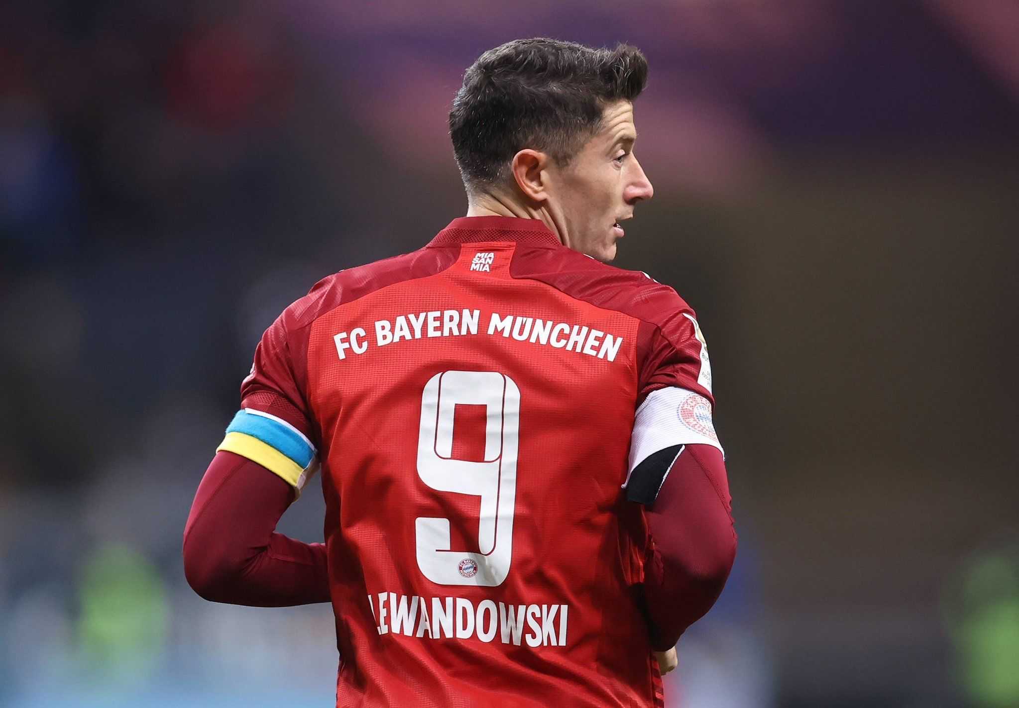 #robert#lewandowski, meilleur joueur Fifa 2020 et 2021, a porté samedi avec le Bayern Munich un brassard aux couleurs de l'Ukraine, espérant que "le monde entier soutienne l'Ukraine".