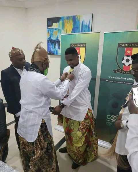 [Distinction] 
#etoo 
Honoré à limbe par les chefs traditionnels. 
 
Quelques images fortes de la cérémonie de ce mercredi. 
@M.Ateba