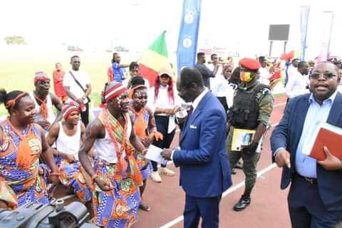 [Athlétisme] 
#mountcameroonrace 
#mouelle 
#kombi 
#minsep 
Quelques images fortes de son bain de foule avec la population de Buea. 
@M.A