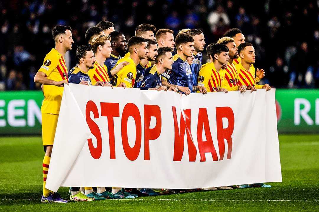 Barcelona and Napoli players’ message before their Europa League match: #fcb #napoli #ukrainerussia #uel