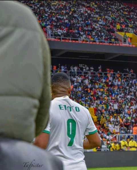 [Inauguration stade Diamniadio] 
#etoo 
#diamniadio 
Quelques images fortes du président de la FECAFOOT sur le nouveau stade du Sénégal . 
 
L'actuel locataire de tsinga a pris part au match qui a opposé les légendes africaines à leur homologue du Sénégal . 
@M.A