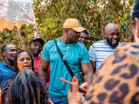 [Batié-Cameroun] 
#mma 
#nganou 
Communier avec sa famille après son récent sacre. 
 
Le boxeur Camerounais et nouveau champion MMA était avec les siens dans son village natal de Batié,à l'ouest du Cameroun.Une communion ici avec ses frères,soeurs,mères et pères. 
@M.Ateba