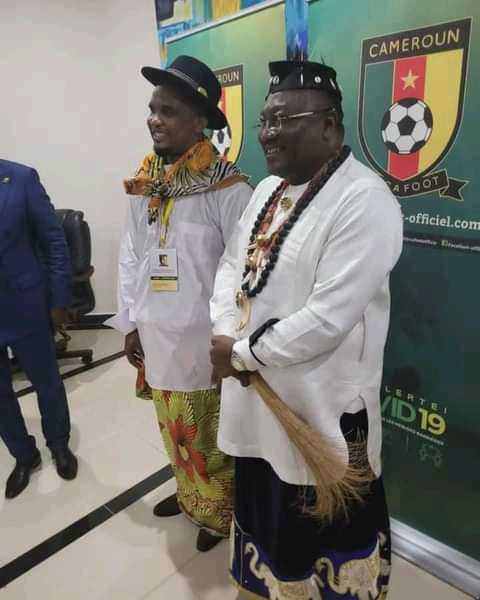 [Distinction] 
#etoo 
Honoré à limbe par les chefs traditionnels. 
 
Quelques images fortes de la cérémonie de ce mercredi. 
@M.Ateba
