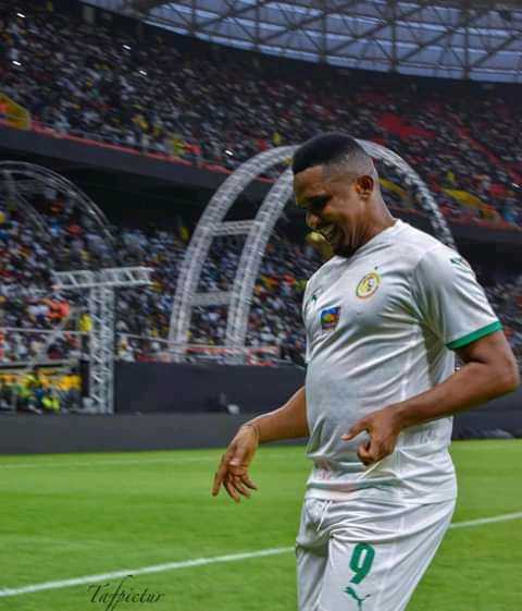 [Inauguration stade Diamniadio] 
#etoo 
#diamniadio 
Quelques images fortes du président de la FECAFOOT sur le nouveau stade du Sénégal . 
 
L'actuel locataire de tsinga a pris part au match qui a opposé les légendes africaines à leur homologue du Sénégal . 
@M.A