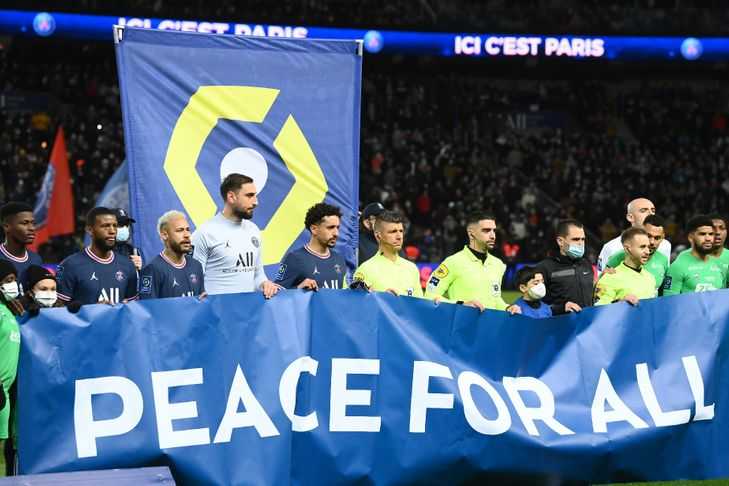 Comme sur de nombreux terrains d'Europe ce week-end, avant le coup d'envoi des rencontres, un message d'appel à la paix en Ukraine est déployé pour assister moralement l'Ukraine qui subi actuellement l'invasion Russe, cette fois-ci, la banderole à été déployé au Parc des Princes samedi au premiers moments de la rencontre PSG vs Saint-Étienne.
