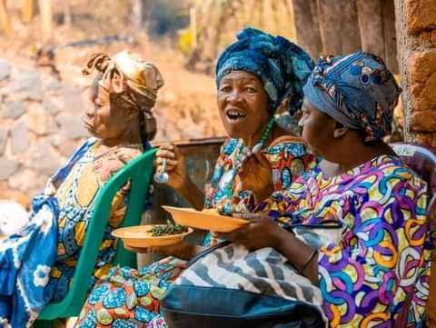 [Batié-Cameroun] 
#mma 
#nganou 
Communier avec sa famille après son récent sacre. 
 
Le boxeur Camerounais et nouveau champion MMA était avec les siens dans son village natal de Batié,à l'ouest du Cameroun.Une communion ici avec ses frères,soeurs,mères et pères. 
@M.Ateba