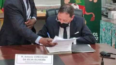 [Cameroun] 
#lionsindomptables 
#conceicao 
#minsep 
Sauve le Portugais grâce à ses statistiques et son bilan. 
 
C'est au cours de l'émission #actualitehebdo sur la télévision nationale,que le ministre des sports a annoncé le maintien du technicien.Son bilan jugé positif par le ministre (23 matchs dont 21 sans défaites,et 14 victoires pour lui),mérite du respect.C'est donc lui qui va conduire l'équipe lors des deux matchs à venir .Le Cameroun affronte l'Algérie le 24 mars à Japoma  
@M.Ateba